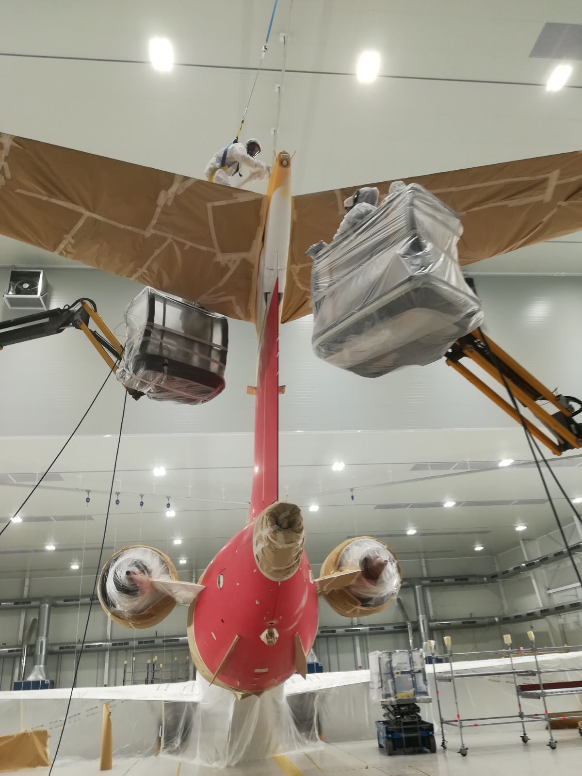 Operarios de SEM pintan un avión